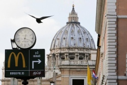 "Макдональдс" в Ватикане начал раздавать еду бездомным