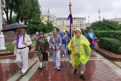 Прихожане Красного костёла вместе с настоятелем вышли в постное паломничество в Будслав