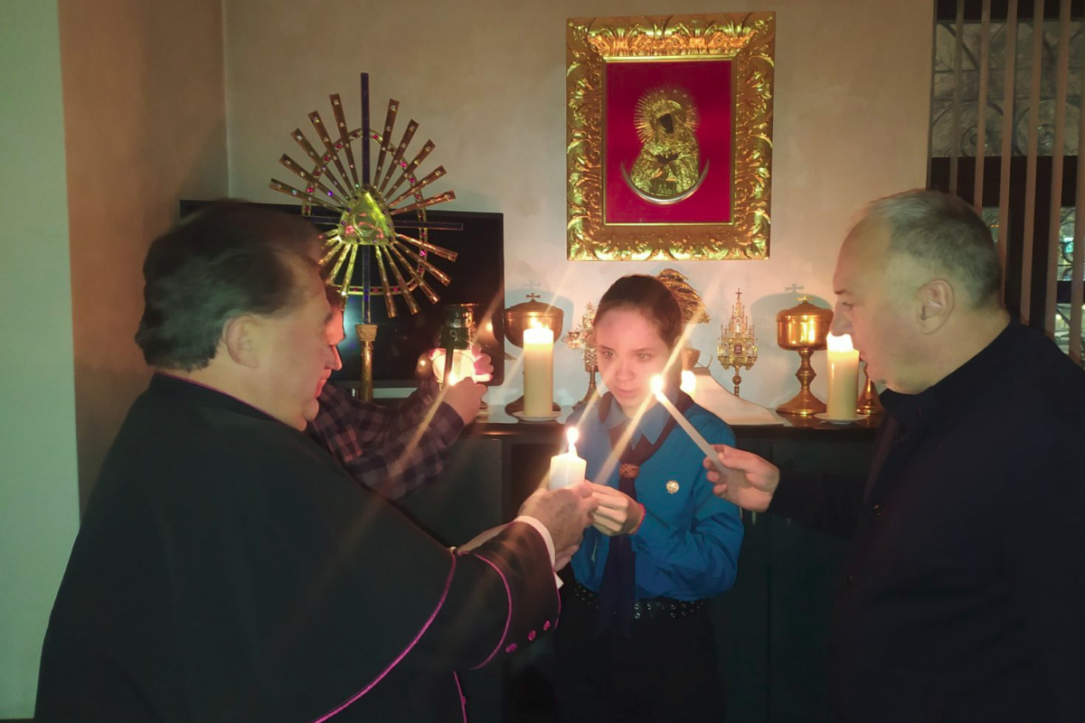 К настоятелю Красного костела, который живет без электричества, пришли православные – чтобы взять свет