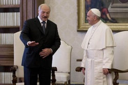 Президент Беларуси и Папа Римский обменялись личными ручками