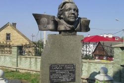 «Божа, барані Беларусь» – памятник с такими словами и бюстом Ларисы Гениюш снесли в Зельве
