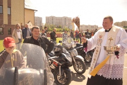 Фото: в Витебске освятили мотоциклы и благословили байкеров