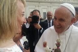 Белоруска встретилась с Папой Франциском и подарила ему необычный сувенир