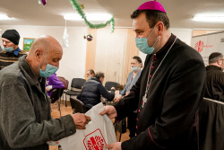 Архиепископ Станевский поздравил бездомных Минска с Рождеством Христовым