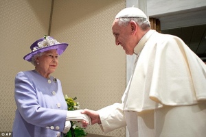 Британская королева подарила Папе Римскому оленину, виски, горшок меда и десяток яиц
