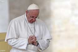 Папа попросил прощения за скандалы в Ватикане
