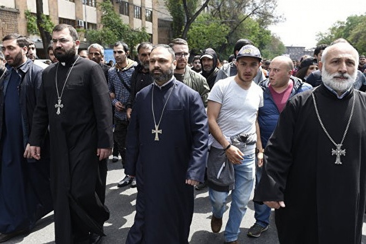 Священники присоединились к акциям протеста в Армении
