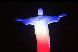 Статую Христа в Рио осветили в цвета флага Франции