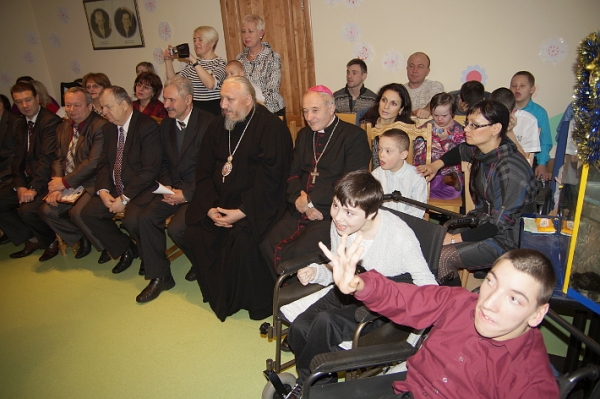 Католический и православный епископы вместе поздравили детей-инвалидов [фото, видео]