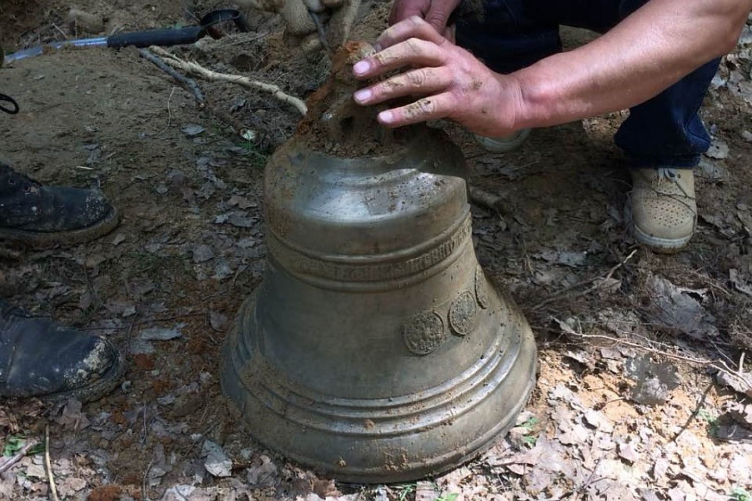 Поисковики нашли колокола костела, пролежавшие в земле 70 лет