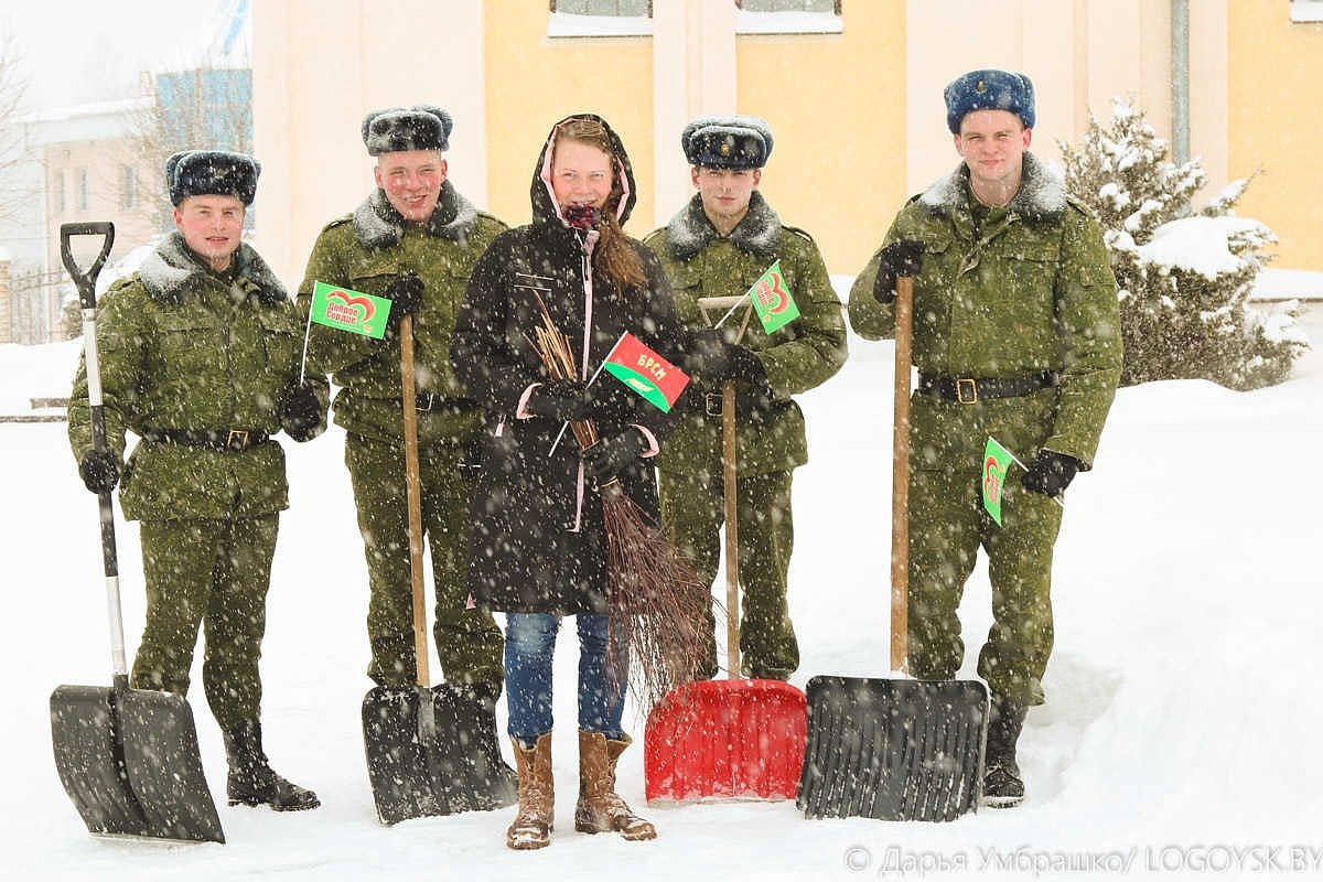 Фотофакт: БРСМ и курсанты очистили от снега двор костела в Логойске