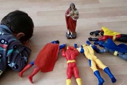 Фото игрушек, «поклонившихся» Христу, покоряет соцсети
