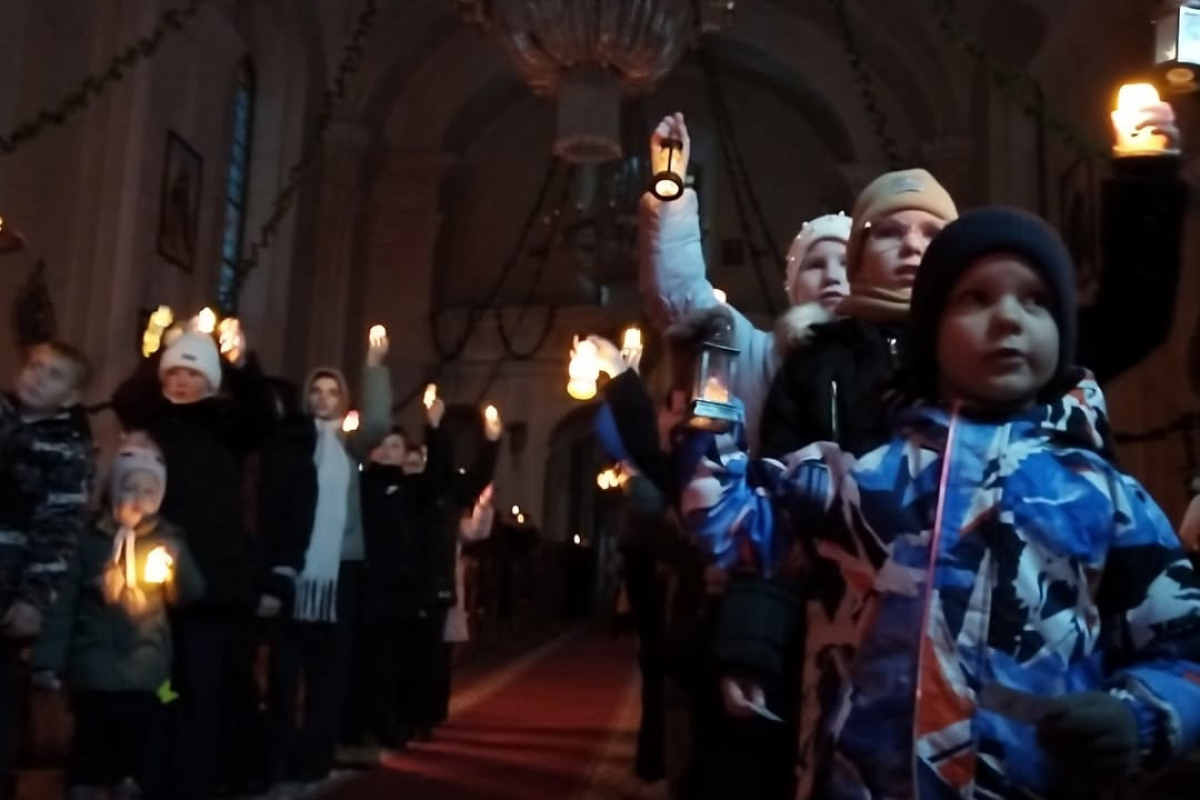 Топ-5 фото и видео Рорат – необычных Месс, которые начались в костёлах