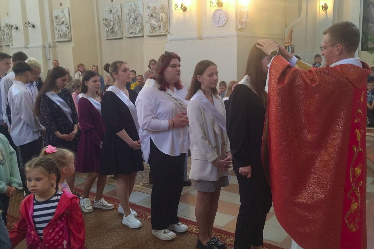 В костелах Беларуси благословили выпускников. Особенно трогательно – в Ивенце