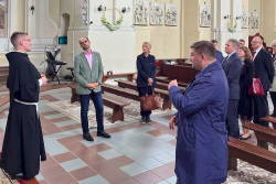 Дипломаты ЕС в Беларуси посетили кладбище и монастырь в Ивенце