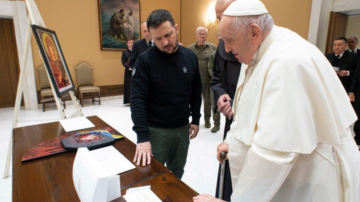 Папа Римский встретился с Зеленским: они обменялись необычными подарками