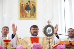 «Остаёмся здесь». Священник, работавший в Мозыре, служит Мессы под обстрелами возле Киева
