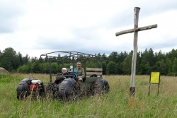 Бывший парторг из Будслава устанавливает кресты на месте исчезнувших деревень