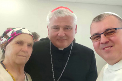Ватиканский кардинал привёз помощь в Украину и благословил мать священника, знакомого беларусам