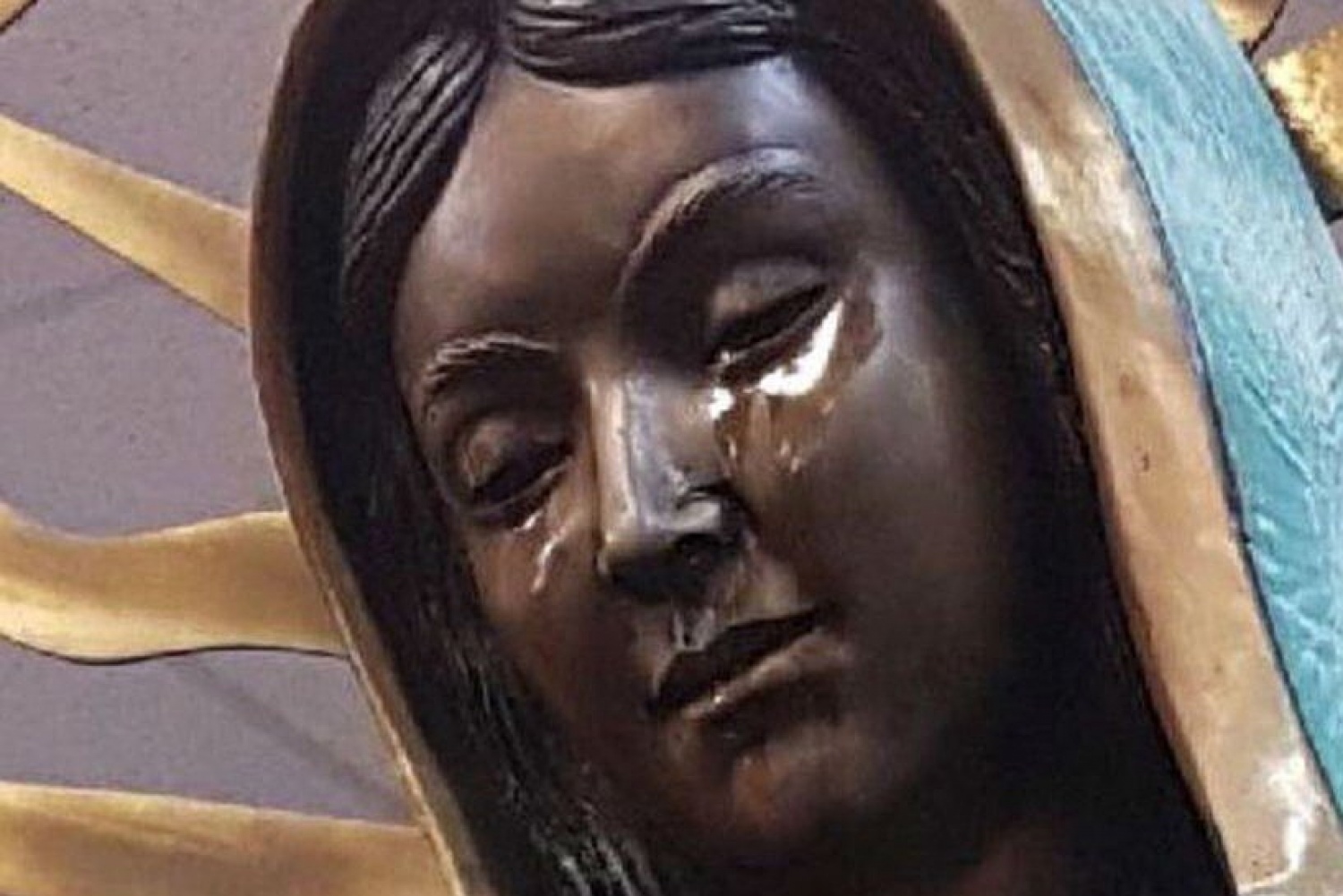 В американской церкви замироточила статуя Девы Марии