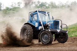 В Беларуси пройдет тракторное ралли из Парижа до костела в Мосаре