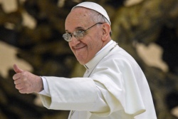 Папа о своем падении на Мессе: Я смотрел на Мадонну