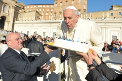 Папа будет принимать поздравления с 80-летием в соцсетях