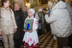 Уникальную серию икон создает мастер креста Ефросиньи Полоцкой. Утверждается, что через одну уже случались чудеса