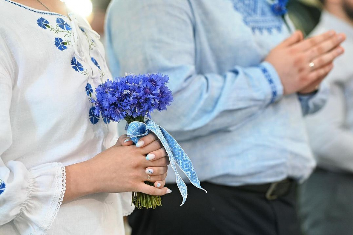 Васильковая свадьба по-католически: фото стильного венчания показали в Будславе