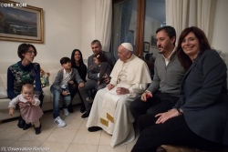 Папа встретился с бывшими священниками, которые создали семьи [ВИДЕО]