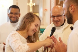 Молодая пара получила в костеле венчание и крещение ребенка в один день [ФОТО]
