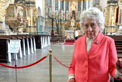 «Не могла оторвать глаз». Туристка восхитилась 92-летней прихожанкой костёла в Гродно