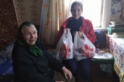 250 семей в Наровлянском районе получили продукты, одежду и дрова от «Каритас Гомель»