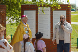 Мемориал жертвам репрессий восстановили католики в российском Белостоке