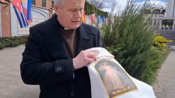Священник, которому пришлось покинуть Беларусь, передал подарок в свой бывший приход