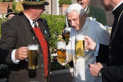 Акция «Угости священника пивом» проходит среди католиков