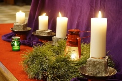 Рождество скоро: в Беларусь доставили Вифлеемский огонь