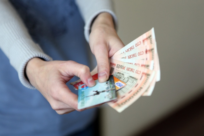 В Беларуси средняя зарплата за год уменьшилась на 161 доллар