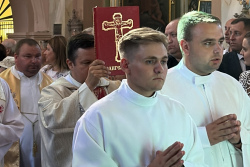 Странную нестыковку заметили в беларусском и польском переводах Евангелия. Какой из них корректнее?