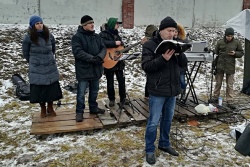На молитве за Беларусь в Куропатах собрались около 100 человек