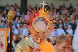Процессия Божьего Тела в Гродно собрала тысячи католиков [ФОТО]