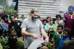 Священник, служивший в Беларуси, оказался в Папуа - Новой Гвинее и собрал для местных детей игрушки по почте