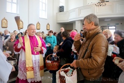 Апостольский нунций благословил блюда в костелах Минска