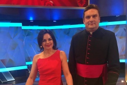 Светская львица и официальный представитель Католической церкви в Беларуси вместе снялись в ток-шоу