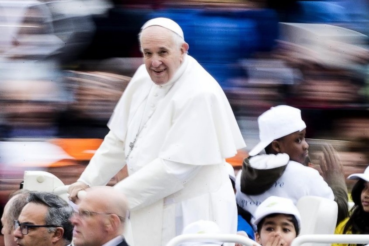 Франциск прокатил детей-мигрантов на своем папамобиле [видео]